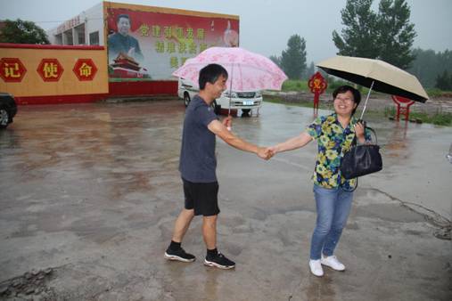 与我校驻村书记雨中告别